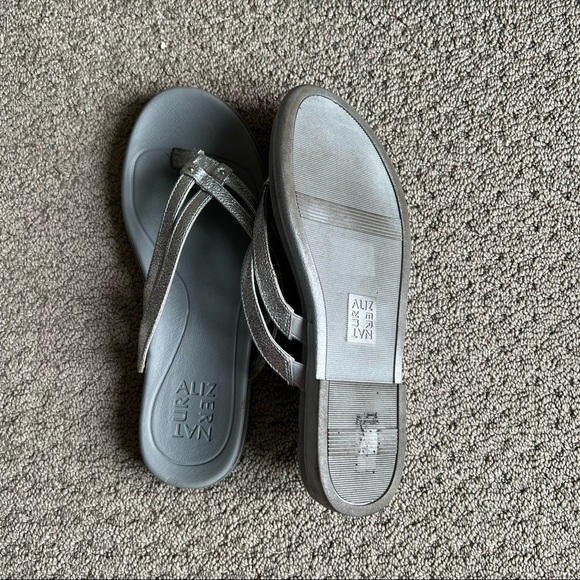 Naturalizer // Two pair of comfort flip flops - Picture 4 of 6